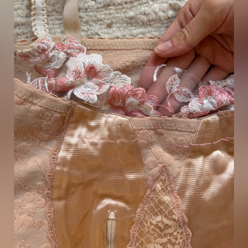 VINTAGE Pink Floral Lace Corset - Picture 3 of 5